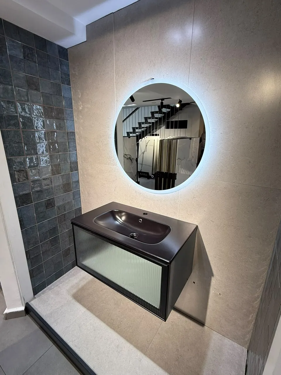 Meuble noir et miroir rond rétroéclairé, faïence bleue