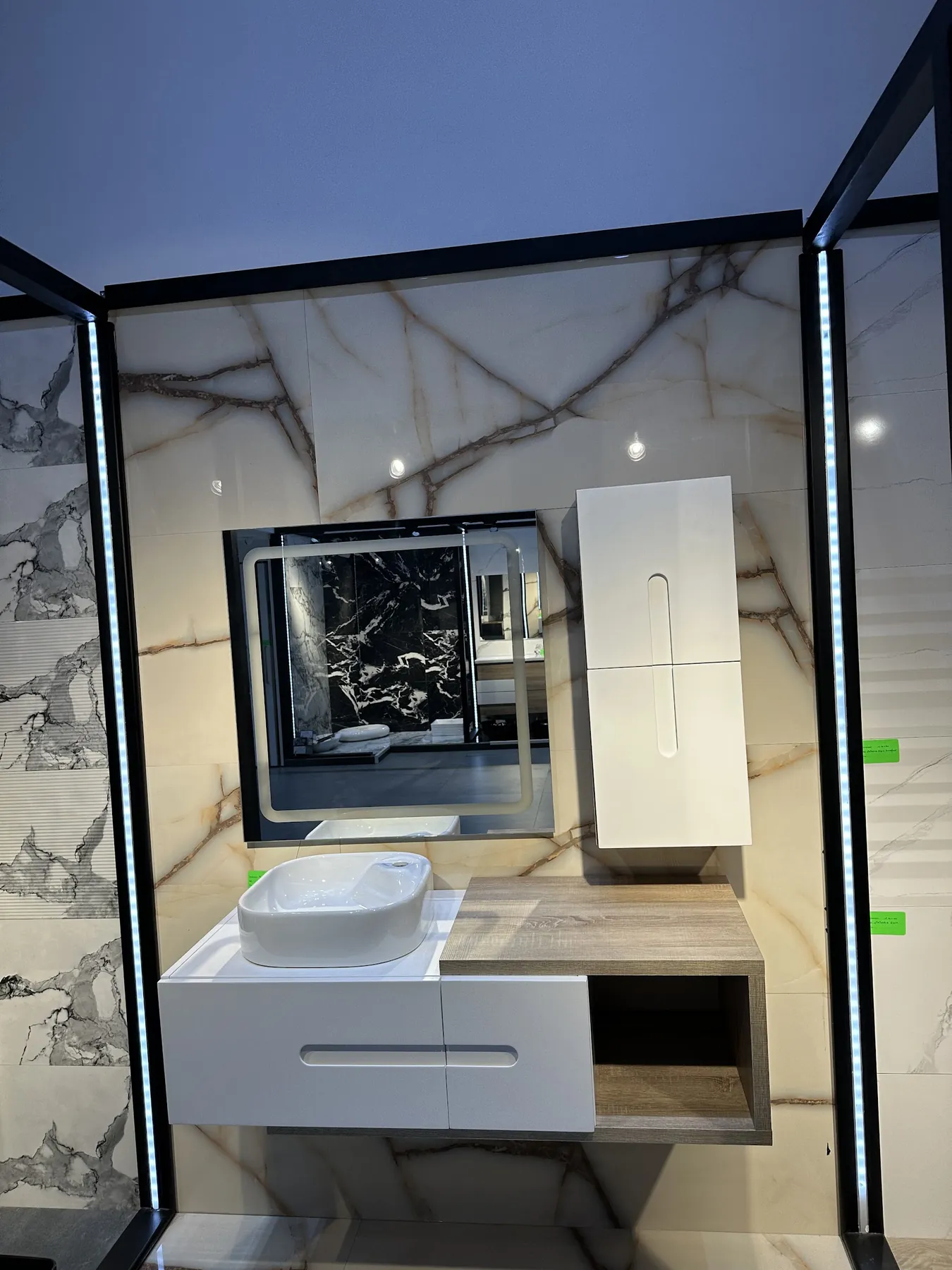 Meuble de salle de bain blanc dans un décor effet marbre